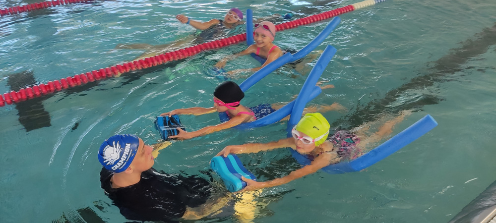 Nauka pływania na basenie w Chełmcu